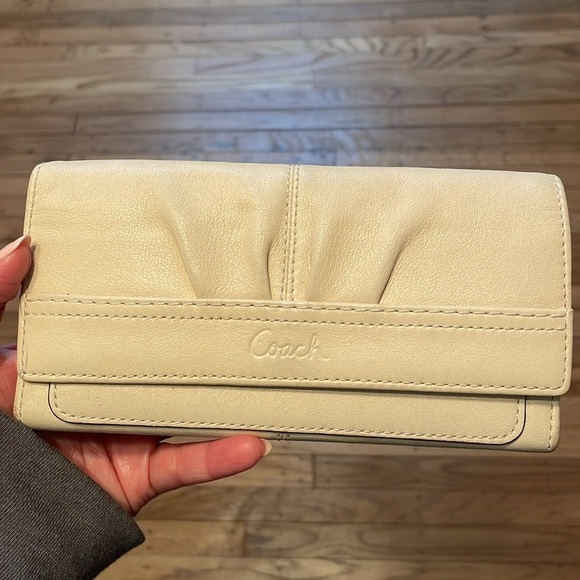Coach Soho Pleated Tri-Fold White Bone Lined Long Classic Clutch Wallet - Picture 2 of 9